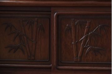 ヴィンテージ家具　唐木材　松竹梅の意匠が目を惹く上品な佇まいの茶棚(飾り棚、収納棚、ビンテージ)(R-039608)