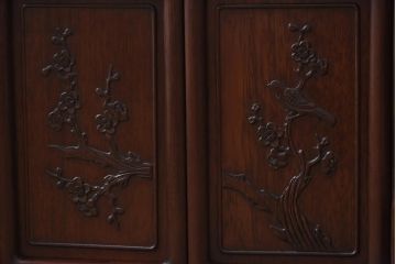 ヴィンテージ家具　唐木材　松竹梅の意匠が目を惹く上品な佇まいの茶棚(飾り棚、収納棚、ビンテージ)(R-039608)