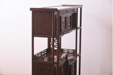 ヴィンテージ家具　唐木材　松竹梅の意匠が目を惹く上品な佇まいの茶棚(飾り棚、収納棚、ビンテージ)(R-039608)