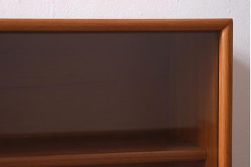 ヴィンテージ家具　北欧ビンテージ　チーク材　スタイリッシュなデザインが魅力のディスプレイキャビネット(収納棚、戸棚、飾り棚)(R-039614)