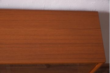 ヴィンテージ家具　北欧ビンテージ　チーク材　スタイリッシュなデザインが魅力のディスプレイキャビネット(収納棚、戸棚、飾り棚)(R-039614)