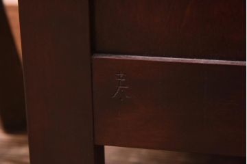 中古　松本民芸家具　シックな佇まいのC型電話台(サイドチェスト、引き出し、収納棚)(定価約11万円)(R-039615)