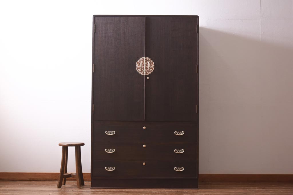 中古　国産　高級品　総桐材　木肌と金具のコントラストが美しい上品な2WAY重ね桐箪笥(和タンス、衣装箪笥、衣装盆付き、桐たんす)(R-039622)