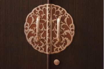 中古　国産　高級品　総桐材　木肌と金具のコントラストが美しい上品な2WAY重ね桐箪笥(和タンス、衣装箪笥、衣装盆付き、桐たんす)(R-039622)