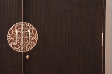 中古　国産　高級品　総桐材　木肌と金具のコントラストが美しい上品な2WAY重ね桐箪笥(和タンス、衣装箪笥、衣装盆付き、桐たんす)(R-039622)