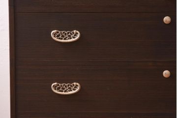 中古　国産　高級品　総桐材　木肌と金具のコントラストが美しい上品な2WAY重ね桐箪笥(和タンス、衣装箪笥、衣装盆付き、桐たんす)(R-039622)