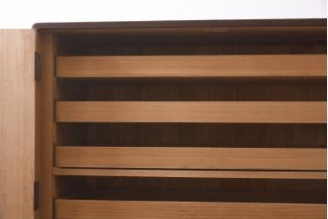 中古　伝統工芸品　梅の意匠金具がアクセントになった2WAY重ね加茂総桐箪笥(総桐たんす、和タンス、衣装箪笥、衣装盆付き)(定価約120万円)(R-039623)