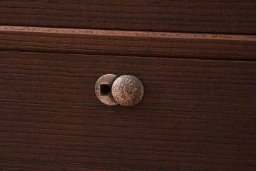 中古　伝統工芸品　梅の意匠金具がアクセントになった2WAY重ね加茂総桐箪笥(総桐たんす、和タンス、衣装箪笥、衣装盆付き)(定価約120万円)(R-039623)