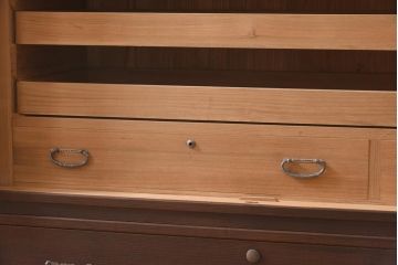 中古　伝統工芸品　梅の意匠金具がアクセントになった2WAY重ね加茂総桐箪笥(総桐たんす、和タンス、衣装箪笥、衣装盆付き)(定価約120万円)(R-039623)
