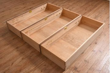 中古　伝統工芸品　梅の意匠金具がアクセントになった2WAY重ね加茂総桐箪笥(総桐たんす、和タンス、衣装箪笥、衣装盆付き)(定価約120万円)(R-039623)