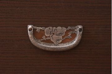 中古　伝統工芸品　梅の意匠金具がアクセントになった2WAY重ね加茂総桐箪笥(総桐たんす、和タンス、衣装箪笥、衣装盆付き)(定価約120万円)(R-039623)