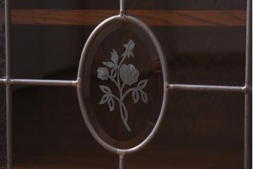 中古　三越家具　Brugge(ブルージュ)　ステンドグラスが上品なサイドボード(サイドキャビネット、戸棚、収納棚)(定価約17万円)(R-039624)