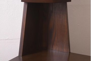 アンティーク家具　和製アンティーク　昭和中期　ナラ材製　洋風な空間におすすめなコーナーキャビネット(棚、戸棚、収納棚)(R-039625)