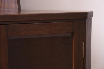 アンティーク家具　和製アンティーク　昭和中期　ナラ材製　洋風な空間におすすめなコーナーキャビネット(棚、戸棚、収納棚)(R-039625)