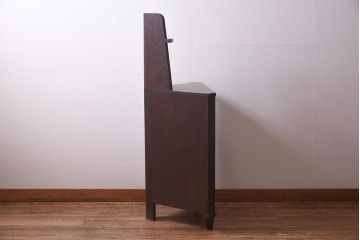アンティーク家具　和製アンティーク　昭和中期　ナラ材製　洋風な空間におすすめなコーナーキャビネット(棚、戸棚、収納棚)(R-039625)
