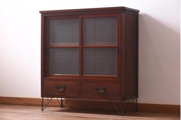 アンティーク家具　和製アンティーク　リメイク　当店オリジナルガラス　花菱ガラス　鉄脚がおしゃれなキャビネット(戸棚、収納棚)(R-039626)