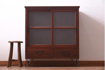 アンティーク家具　和製アンティーク　リメイク　当店オリジナルガラス　花菱ガラス　鉄脚がおしゃれなキャビネット(戸棚、収納棚)(R-039626)
