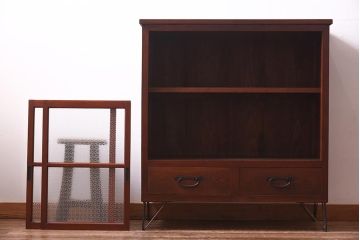 アンティーク家具　和製アンティーク　リメイク　当店オリジナルガラス　花菱ガラス　鉄脚がおしゃれなキャビネット(戸棚、収納棚)(R-039626)