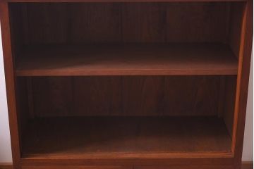 アンティーク家具　和製アンティーク　リメイク　当店オリジナルガラス　花菱ガラス　鉄脚がおしゃれなキャビネット(戸棚、収納棚)(R-039626)