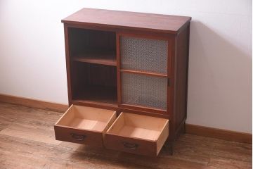 アンティーク家具　和製アンティーク　リメイク　当店オリジナルガラス　花菱ガラス　鉄脚がおしゃれなキャビネット(戸棚、収納棚)(R-039626)