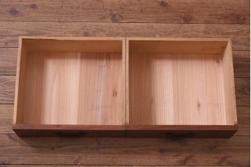 アンティーク家具　和製アンティーク　リメイク　当店オリジナルガラス　花菱ガラス　鉄脚がおしゃれなキャビネット(戸棚、収納棚)(R-039626)