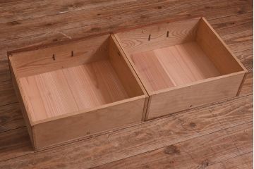 アンティーク家具　和製アンティーク　リメイク　当店オリジナルガラス　花菱ガラス　鉄脚がおしゃれなキャビネット(戸棚、収納棚)(R-039626)