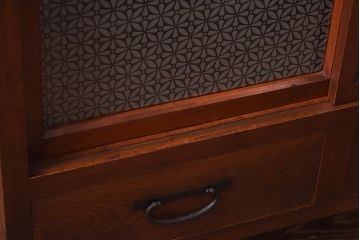 アンティーク家具　和製アンティーク　リメイク　当店オリジナルガラス　花菱ガラス　鉄脚がおしゃれなキャビネット(戸棚、収納棚)(R-039626)