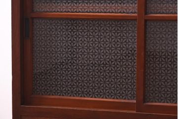 アンティーク家具　和製アンティーク　リメイク　当店オリジナルガラス　花菱ガラス　鉄脚がおしゃれなキャビネット(戸棚、収納棚)(R-039626)