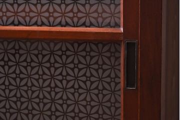 アンティーク家具　和製アンティーク　リメイク　当店オリジナルガラス　花菱ガラス　鉄脚がおしゃれなキャビネット(戸棚、収納棚)(R-039626)