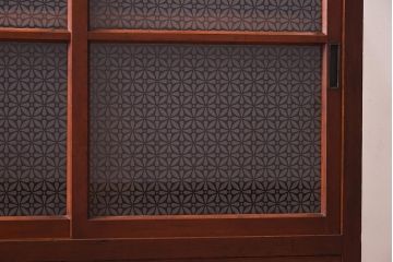 アンティーク家具　和製アンティーク　リメイク　当店オリジナルガラス　花菱ガラス　鉄脚がおしゃれなキャビネット(戸棚、収納棚)(R-039626)