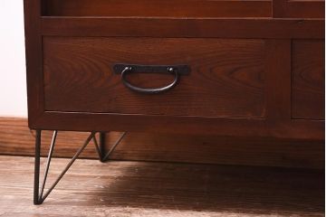 アンティーク家具　和製アンティーク　リメイク　当店オリジナルガラス　花菱ガラス　鉄脚がおしゃれなキャビネット(戸棚、収納棚)(R-039626)