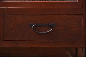 アンティーク家具　和製アンティーク　リメイク　当店オリジナルガラス　花菱ガラス　鉄脚がおしゃれなキャビネット(戸棚、収納棚)(R-039626)