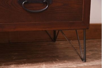 アンティーク家具　和製アンティーク　リメイク　当店オリジナルガラス　花菱ガラス　鉄脚がおしゃれなキャビネット(戸棚、収納棚)(R-039626)