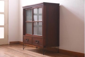 アンティーク家具　和製アンティーク　リメイク　当店オリジナルガラス　花菱ガラス　鉄脚がおしゃれなキャビネット(戸棚、収納棚)(R-039626)