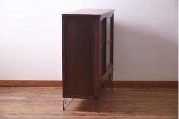 アンティーク家具　和製アンティーク　リメイク　当店オリジナルガラス　花菱ガラス　鉄脚がおしゃれなキャビネット(戸棚、収納棚)(R-039626)