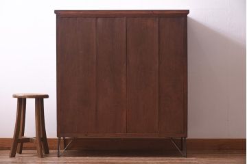 アンティーク家具　和製アンティーク　リメイク　当店オリジナルガラス　花菱ガラス　鉄脚がおしゃれなキャビネット(戸棚、収納棚)(R-039626)