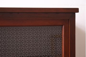 アンティーク家具　和製アンティーク　リメイク　当店オリジナルガラス　花菱ガラス　鉄脚がおしゃれなキャビネット(戸棚、収納棚)(R-039626)