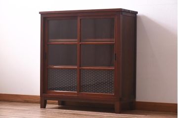 アンティーク家具　和製アンティーク　リメイク　当店オリジナルガラス　麻の葉ガラス　脚付き　ノスタルジックな雰囲気漂うキャビネット(戸棚、収納棚)(R-039627)