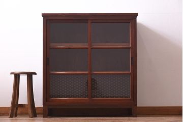 アンティーク家具　和製アンティーク　リメイク　当店オリジナルガラス　麻の葉ガラス　脚付き　ノスタルジックな雰囲気漂うキャビネット(戸棚、収納棚)(R-039627)