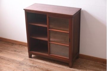 アンティーク家具　和製アンティーク　リメイク　当店オリジナルガラス　麻の葉ガラス　脚付き　ノスタルジックな雰囲気漂うキャビネット(戸棚、収納棚)(R-039627)