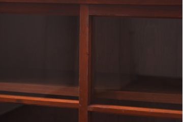 アンティーク家具　和製アンティーク　リメイク　当店オリジナルガラス　麻の葉ガラス　脚付き　ノスタルジックな雰囲気漂うキャビネット(戸棚、収納棚)(R-039627)