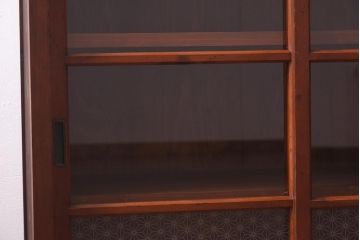 アンティーク家具　和製アンティーク　リメイク　当店オリジナルガラス　麻の葉ガラス　脚付き　ノスタルジックな雰囲気漂うキャビネット(戸棚、収納棚)(R-039627)