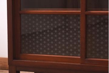 アンティーク家具　和製アンティーク　リメイク　当店オリジナルガラス　麻の葉ガラス　脚付き　ノスタルジックな雰囲気漂うキャビネット(戸棚、収納棚)(R-039627)