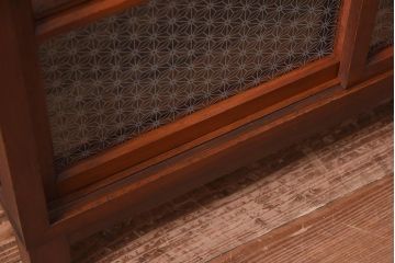 アンティーク家具　和製アンティーク　リメイク　当店オリジナルガラス　麻の葉ガラス　脚付き　ノスタルジックな雰囲気漂うキャビネット(戸棚、収納棚)(R-039627)