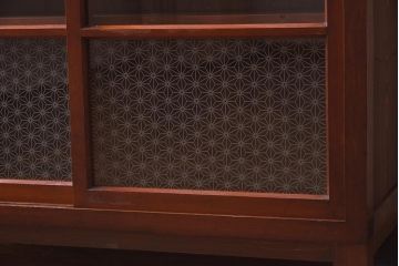 アンティーク家具　和製アンティーク　リメイク　当店オリジナルガラス　麻の葉ガラス　脚付き　ノスタルジックな雰囲気漂うキャビネット(戸棚、収納棚)(R-039627)