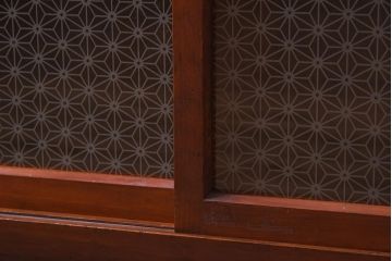 アンティーク家具　和製アンティーク　リメイク　当店オリジナルガラス　麻の葉ガラス　脚付き　ノスタルジックな雰囲気漂うキャビネット(戸棚、収納棚)(R-039627)