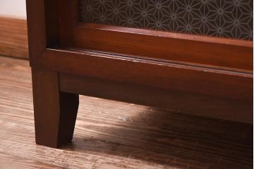 アンティーク家具　和製アンティーク　リメイク　当店オリジナルガラス　麻の葉ガラス　脚付き　ノスタルジックな雰囲気漂うキャビネット(戸棚、収納棚)(R-039627)