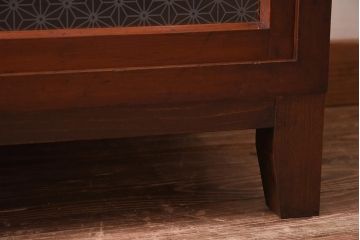 アンティーク家具　和製アンティーク　リメイク　当店オリジナルガラス　麻の葉ガラス　脚付き　ノスタルジックな雰囲気漂うキャビネット(戸棚、収納棚)(R-039627)