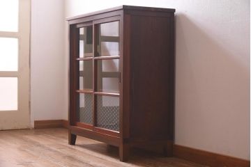 アンティーク家具　和製アンティーク　リメイク　当店オリジナルガラス　麻の葉ガラス　脚付き　ノスタルジックな雰囲気漂うキャビネット(戸棚、収納棚)(R-039627)