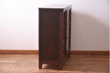 アンティーク家具　和製アンティーク　リメイク　当店オリジナルガラス　麻の葉ガラス　脚付き　ノスタルジックな雰囲気漂うキャビネット(戸棚、収納棚)(R-039627)